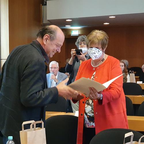 Prof. Dr. Hubert Minkenberg (li.) nahm als Chorleiter die Ehrung im Plenarsaal des Rathauses entgegen. Foto: privat